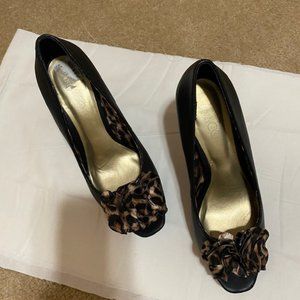 Nine and Co Black w/leopard bow and lining, NWT. Size 8,